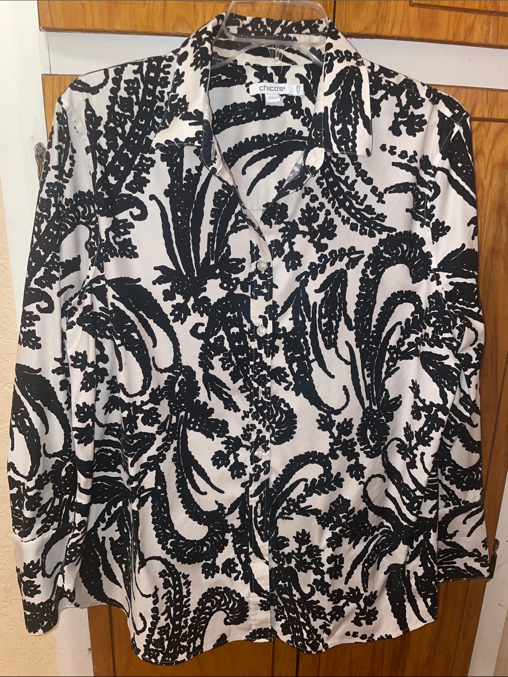 Chico's Black & White Abstract Floral Button-Down Shirt